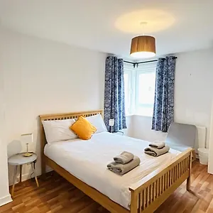 Modern Spacious Retreat Full Fibre Wi-fi & Free Parking Apartment Edinburgh
